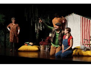 ‘Küsmesin Yıldızlar’ tiyatro oyunu öğrencilerle buluştu