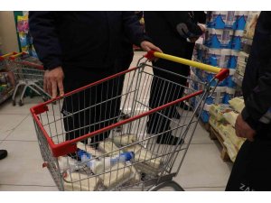 Zincir market denetiminde çıkan tarihi geçmiş ürünler herkesi şaşırttı