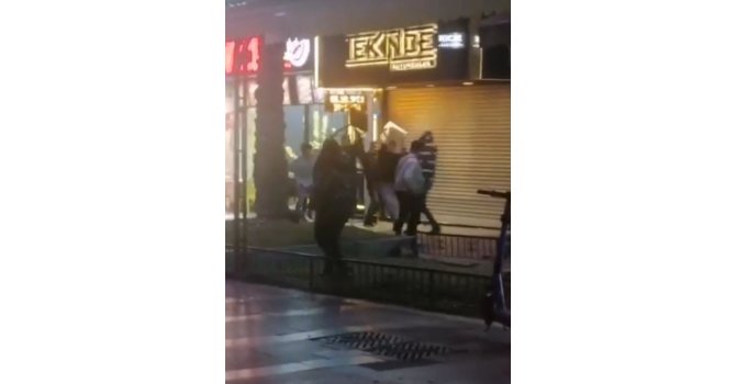 Tartıştıkları gencin kafasında sandalye kırdılar