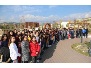 Hatay’da öğrenciler "Dünya Toprak Günü"nde çiçek diktiler