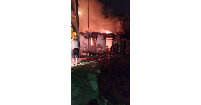 Tarsus’ta yangın çıkan ev kullanılmaz hale geldi