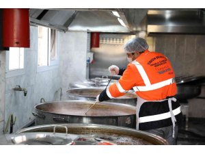 Yüreğir’de her gün 4 bin 200 kişiye sıcak yemek