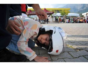 Öğrencilere uygulamalı olarak trafik kuralları anlatıldı