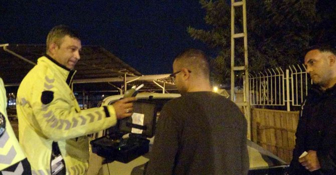 Adana polisinden alkollü sürücüye alkolmetre dersi