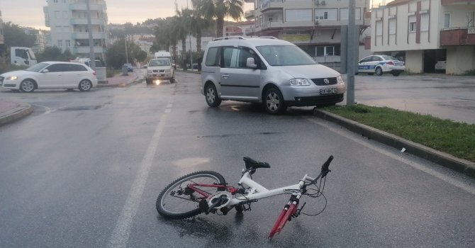 Rampadan inen bisikletli genç  hafif ticari araca çarptı: 1 yaralı