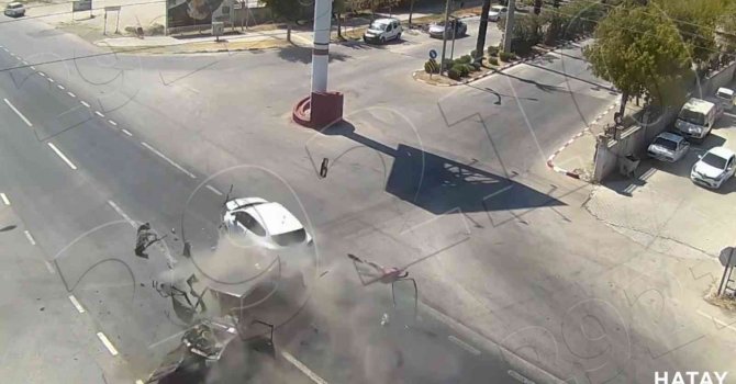 Hatay’da kaza anları kamerada: Araç parçalara ayrıldı, sürücü fırladı