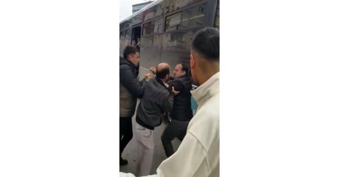 Motosiklet sürücüsü ile otobüs şoförünün kavgasını vatandaşlar ayırdı
