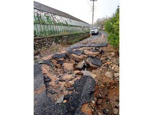 Patlayan su borusu yol ve sera camlarını parçaladı, seralar suyla doldu