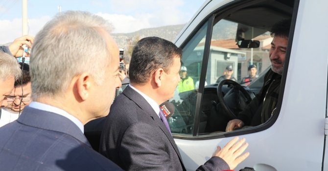 Burdur’da jandarma ve emniyet ekipleri tarafından kış lastiği denetimi