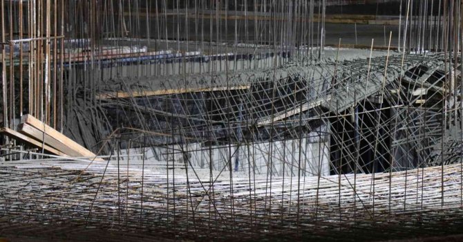 İnşaat alanında beton dökümünde kalıp çöktü: 2 işçi yaralı