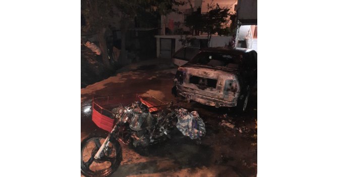 Yangında otomobil ve motosiklet kullanılamaz hale geldi