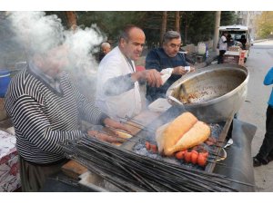 Her gün bir pazar yerinde 36 yıldır kavurma satıyor