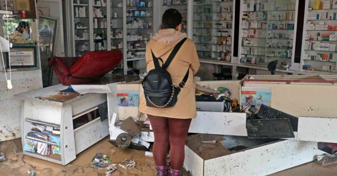 Kumluca’da sel esnafı vurdu, görüntüler savaş alanlarını aratmadı