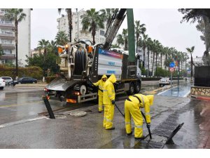 Mersin’de belediye ekipleri sel riskine karşı teyakkuzda