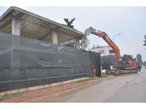 Çukurova’da kaçak yapılar yıkıldı