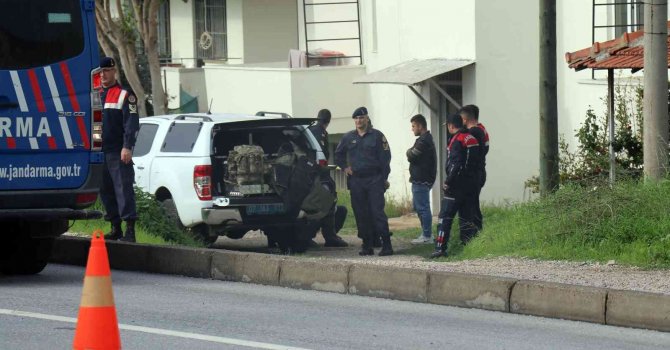 Akli dengesi yerinde olmayan kadın binaya 3 patlayıcı koydu