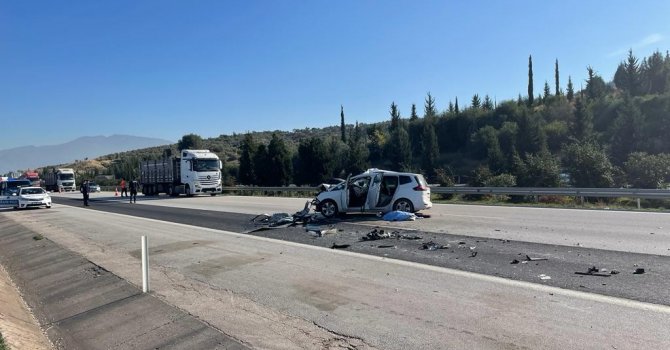 Otomobil tıra arkadan çarptı: 1 ölü, 2 yaralı