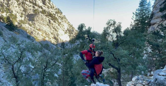 Dağda mahsur kalan 4 Rus turist helikopterle kurtarıldı