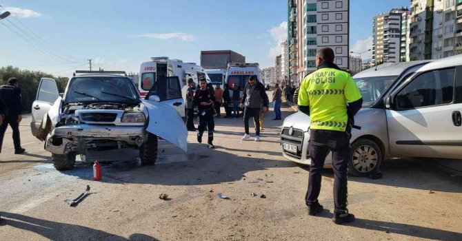 Kumluca’da trafik kazası: 3 yaralı