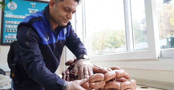 Tarsus’ta etiketsiz 23 kilogram sucuk ele geçirildi