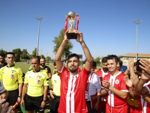 Kırkgöz Döşemealtı Belediyespor şampiyonluk kupasını aldı