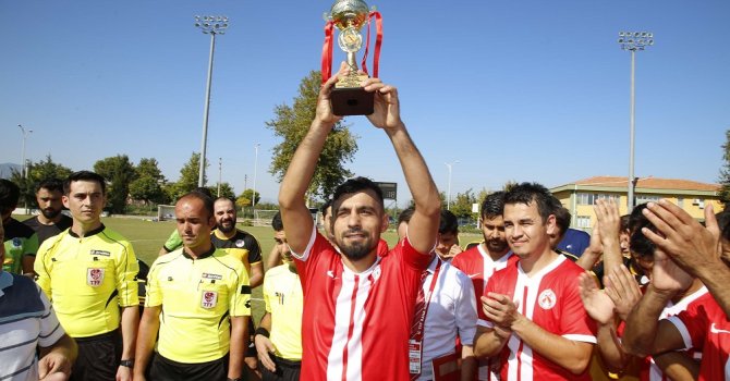 Kırkgöz Döşemealtı Belediyespor şampiyonluk kupasını aldı