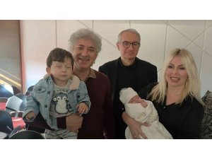 Rahim nakliyle doğan "Ömer ve Özlenen" bebekler ilk kez bir arada görüntülendi