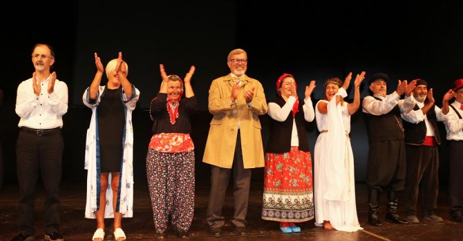 Aktif yaşlılardan tiyatro gösterisi