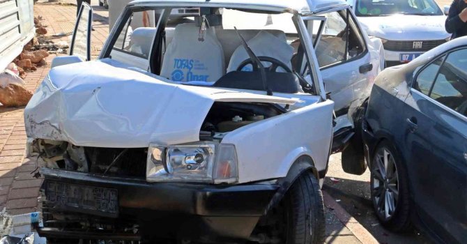 Direksiyon hakimiyetini kaybedince zincirleme kazaya neden oldu: 1 yaralı