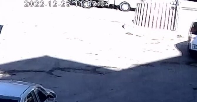 Kamyonet bisikletliye çarptı, kaza anı kamerada