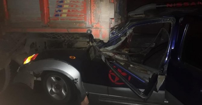 Hafif ticari araç kamyona çarptı: 5 yaralı