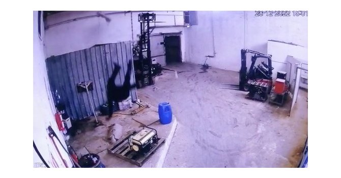 Çatıdan düşen işçi hayatını kaybetti