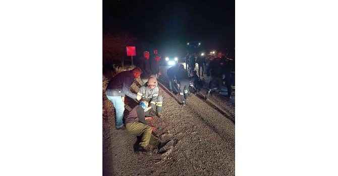 İki araç kafa kafaya çarpıştı, 6 kişi yaralandı