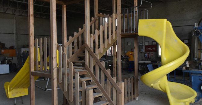 Muratpaşa, çocuk oyun parkları üretiyor