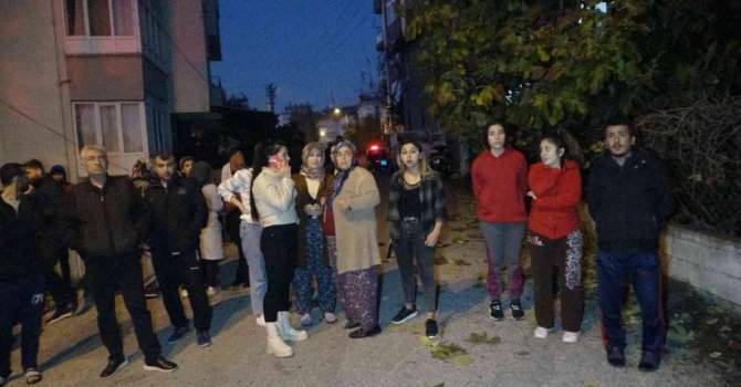 Evin 3’üncü katı alev topuna döndü, mahalleli sokağa döküldü