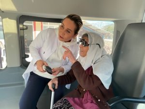 Doktor milletvekili söz verdiği köyde göz muayenesi yaptı