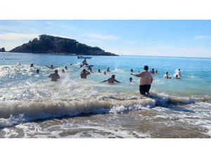 Mersin’de doğaseverler 2023’ü denize girerek karşıladı