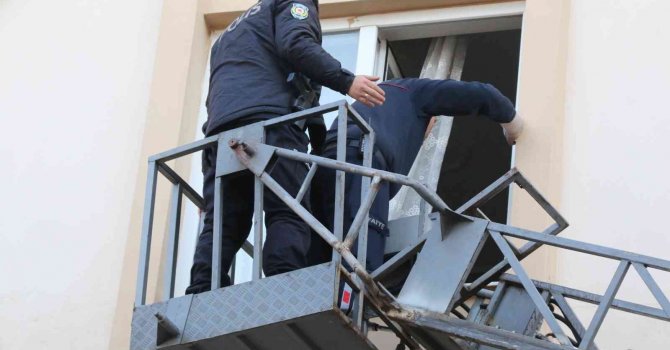 Evde unuttuğu telefon polisi alarma geçirdi