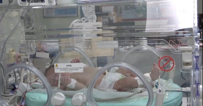 Burdur’da kapı önüne terk edilen bebeğin tedavisi yoğun bakımda devam ediyor