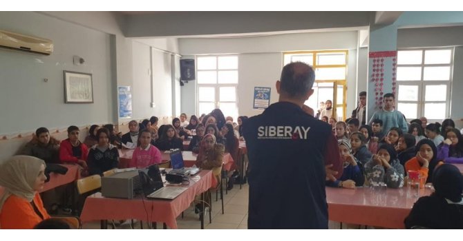 Osmaniye’de polisten siber zorbalık ve teknoloji bağımlılığı eğitimi