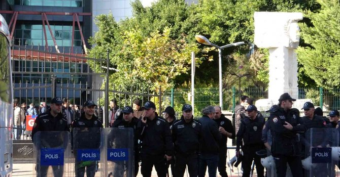 Cinayet davası öncesi taraflar birbirine kurşun yağdırdı: 1 yaralı