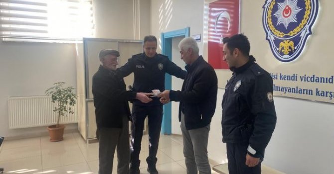Caddede bulduğu içi para dolu cüzdanı sahibine teslim etti