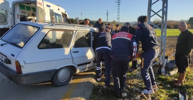 Elektrik direğine çarpan araç sürücüsü hayatını kaybetti