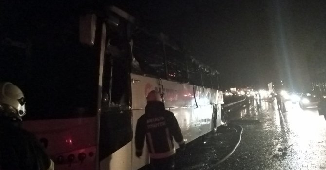 Seyir halindeki yolcu otobüsü alev alev yandı