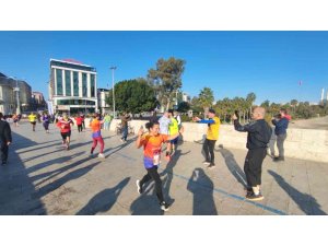 Sporcular koşuyu bırakıp davul zurna eşliğinde çiftetelli oynadı