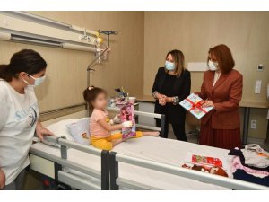 Yıldız Pehlivan, hastanede tedavisi süren çocukları sevindirdi