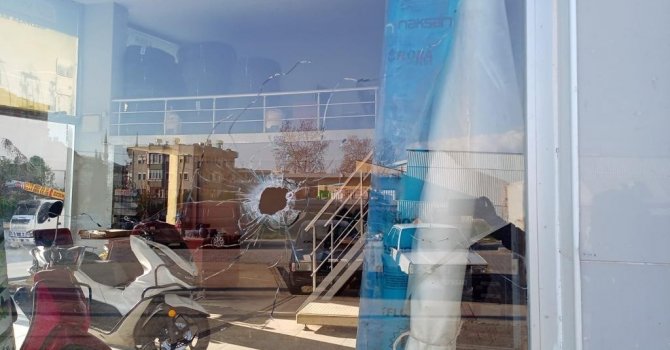 Sabah iş yerini açan esnaf parçalamış camlarla karşılaşınca silahlı saldırı ortaya çıktı