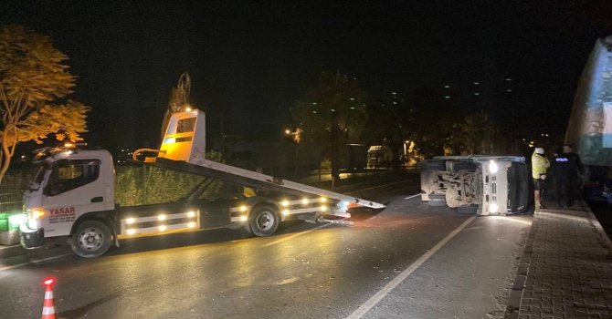 Devrilen kamyonetten yaralanmadan çıkan sürücü, polisten kaçarken yüksekten düşüp yaralandı