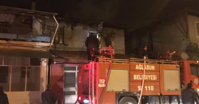 Ağlasun’da evde çıkan yangın korkuttu
