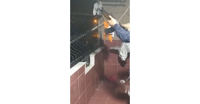 Maganda kaleşnikofla balkondan havaya ateş açtı